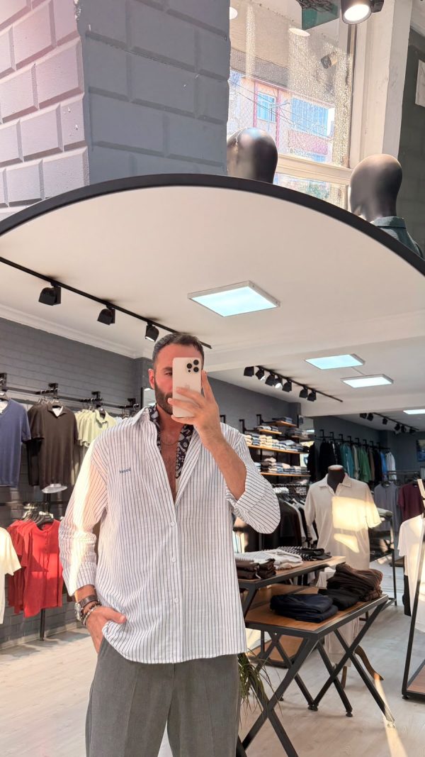 Beyaz Lacivert İnce Çizgili Rahat Kesim Gömlek